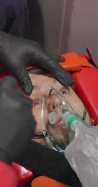 Paciente Paramédico Verificar Olhos Ambulância Serviço Emergência Acidente Máscara Oxigênio — Vídeo de Stock