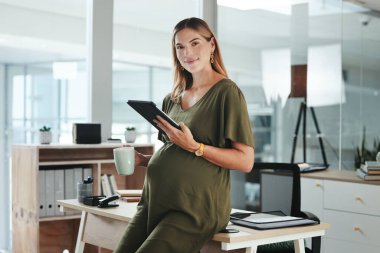 Portre, tablet ve ofisinde hamile bir kadın ve işten çıkarken gülümsemesi. İş, teknoloji ve hamilelik, araştırma için iş yerinde çalışan genç bir çalışan ya da anneyle..