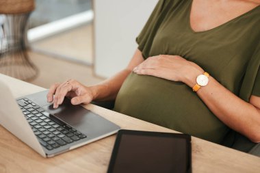 Bilgisayarda, ellerde ya da hamile iş kadınlarında sosyal medyada, web sitesinde ya da internette yazı yazıyor. Çalışma masasında hamilelik veya ağ teknolojisi ile ilgili annelik, iletişim yakın çekim veya tasarımcı.