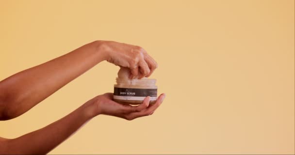 Handen Product Huidverzorging Met Body Scrub Voor Schoonheidssalon Marketing Spa — Stockvideo