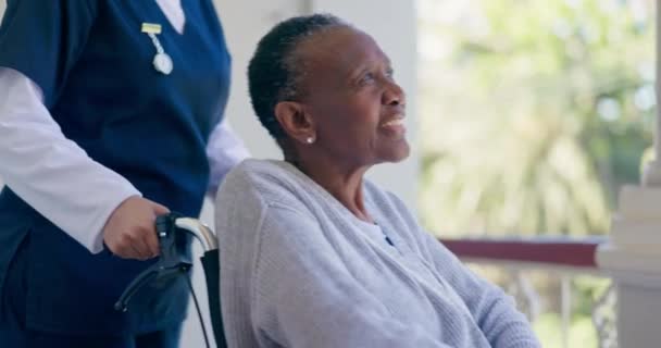 Pielęgniarka Starsza Kobieta Wózek Inwalidzki Opieki Wsparcia Szczęśliwy Klinice Opiekun — Wideo stockowe