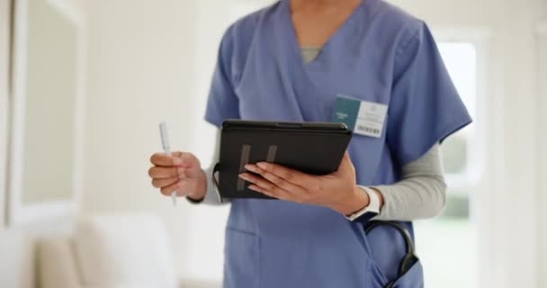 Enfermera Tableta Mujer Mayor Firman Contrato Para Seguro Salud Dormitorio — Vídeo de stock