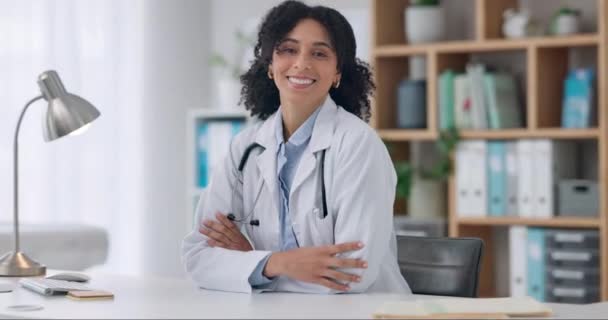 Viso Medico Donna Con Braccia Incrociate Carriera Sorriso Con Assistenza — Video Stock