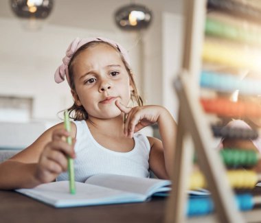 Öğrenci düşüncesi, çocuk ve abaküs evde eğitim, matematik öğrenimi ve problem çözme numaraları. Okul gelişimine ilişkin fikirleri, çözümü ya da bilgisi olan genç kız ya da çocuk kitaptaki soru ya da notlar.