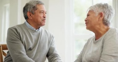 Mutlu son sınıf çifti emeklilikte sevgi, ilgi ve sohbetle evde konuşuyor. Yaşlı adam, yaşlı kadın ve sohbet için partnerle iletişim, evlilik için destek ve sadakat.