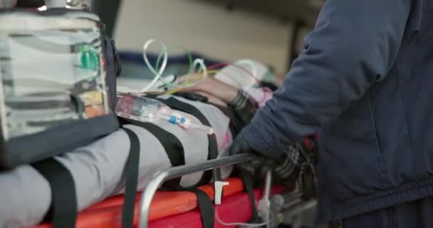 Barella Ambulanza Paziente Con Lesioni Pronto Soccorso Incidente Auto Incidente — Video Stock