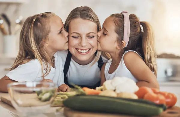 Kuchnia Gotowanie Matka Dziewczynami Całowanie Miłość Więzi Szczęście Weekend Przerwy — Zdjęcie stockowe