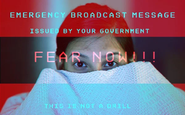 肖像和脸与紧急警告看电视在晚上和广播在家里的恐惧 在全球讯息 政府或可怕的内容中 隐藏在毯子上的女性 — 图库照片