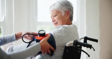 Kan basıncı, bakıcı ve tekerlekli sandalyedeki yaşlı kadın tıbbi bakım, sağlık ve hizmet için. Sağlık, huzur evi ve kalp atış hızı aleti olan hemşire kardiyoloji engelli kişilere bakıyor..
