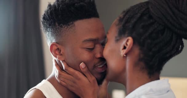 아프리카 커플은 침실에서 관계에 관심과 아침에 행복과 휴가에 방에서 로맨스에 — 비디오