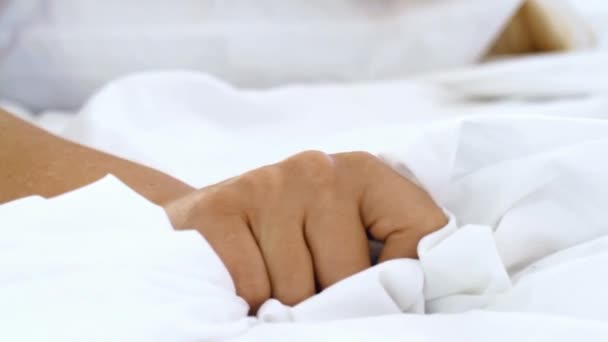 Mutlu Kadın Elini Battaniyeye Koy Tatil Evinde Yatakta Uyandığında Yüzünde — Stok video