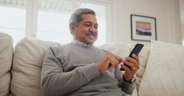 Senior Szczęśliwy Człowiek Wpisując Domu Telefonu Przewiń Social Media Lub — Wideo stockowe