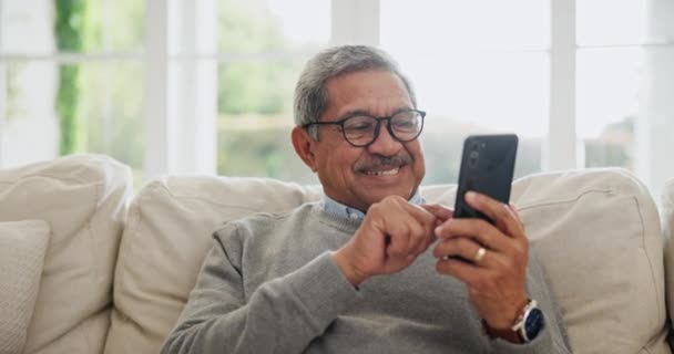 Senior Glad Mand Skrive Med Telefon Hjemmet Til Sociale Medier – Stock-video