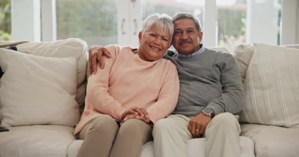 Lustig Hause Und Senioren Paar Auf Der Couch Fernseher Und — Stockvideo