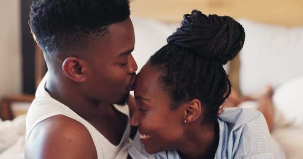 額のキス 幸せのためにベッドの上の黒いカップル 快適さと一緒にリラックス アフリカの男女 朝のベッドルームで愛情 愛情を持っている — ストック動画