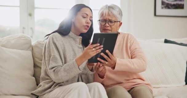Tablet Rozmowa Kobieta Starszą Matką Kanapie Razem Portalach Społecznościowych Technologia — Wideo stockowe