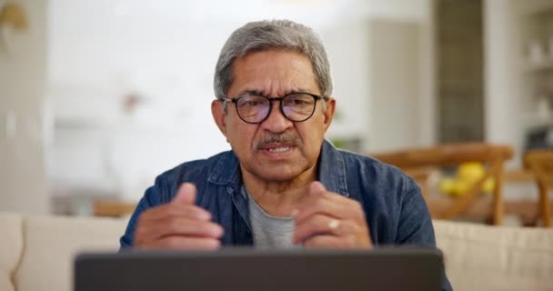 Hombre Mayor Hogar Portátil Con Estrés Pensamiento Fondo Jubilación Póliza — Vídeos de Stock