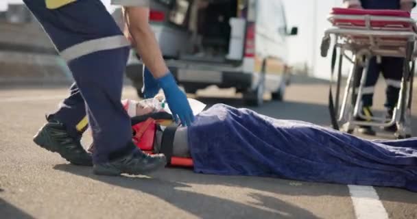 Droga Wypadek Sanitariusz Osobą Nosze Opieki Medycznej Bezpieczeństwa Transportu Mężczyzna — Wideo stockowe