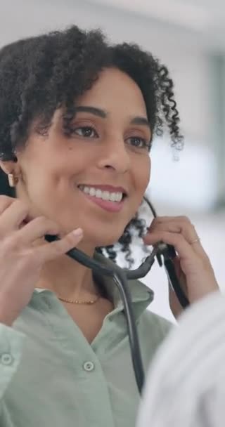 Doktor Kadın Steteskop Dinleme Hastane Solunum Için Sağlık Kontrolü Kontrol — Stok video