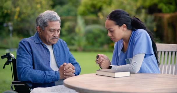 Kıdemli Adam Dua Emeklilik Hemşire Bahçe Bakıcılık Bakıcılık Hemşirelik Sağlık — Stok video