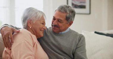 Yaşlı çift, kanepe ve evde sevgi ve destekle evlilik, emeklilik ve mutluluk. Hayat arkadaşı ile konfor, bakım ve bağ, oturma odasında güven ve bağlılık ile insanlar.