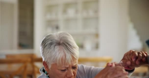 Pomoc Trzymanie Się Ręce Starsza Kobieta Pielęgniarką Opieki Zdrowotnej Zaufania — Wideo stockowe