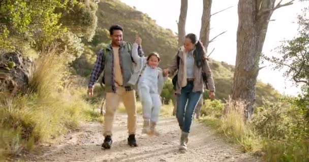 Glückliche Familie Wandern Und Händchenhalten Freien Spiel Und Pflege Der — Stockvideo