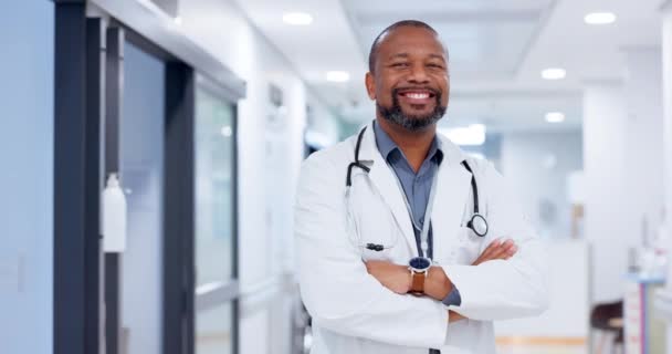 Μαύρος Άνδρας Γιατρός Σταυρωμένα Χέρια Και Πορτραίτο Υγεία Και Καρδιοχειρουργός — Αρχείο Βίντεο