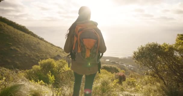 Mulher Caminhadas Liberdade Montanha Para Fitness Exercício Trekking Aventura Viagem — Vídeo de Stock