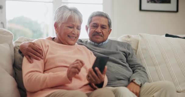Telepon Senyum Dan Pasangan Senior Sofa Rumah Mengetik Media Sosial — Stok Video