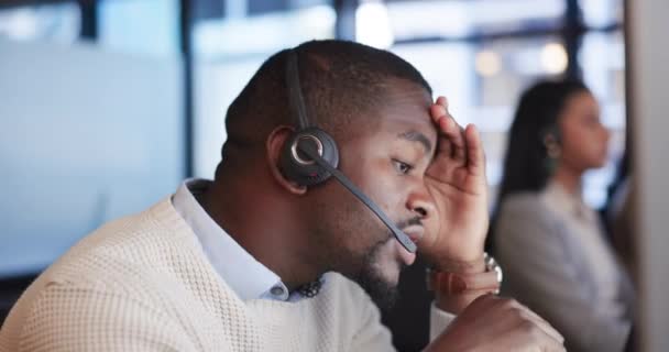 Call Center Burnout Homem Negro Frustrado Escritório Irritado Durante Consultoria — Vídeo de Stock