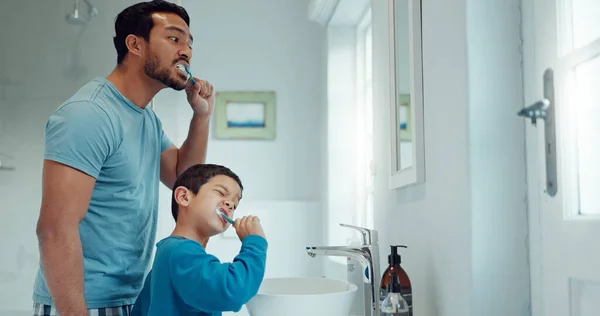 Otec Dítě Čištění Zubů Rodinné Koupelně Při Učení Nebo Vyučování — Stock fotografie