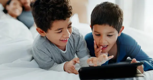 Brüder Kinder Und Tablets Mit Den Eltern Bett Für Spiele — Stockfoto