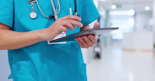 Dactylographie Des Mains Infirmière Recherche Sur Tablette Bien Être Ligne — Video