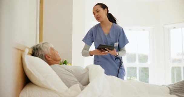 Mujer Mayor Enfermera Jubilada Dormitorio Ayuda Firma Consentimiento Cuidadora Enfermera — Vídeos de Stock