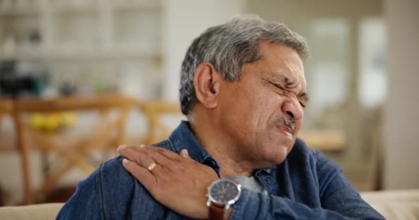 Casa Dolor Hombro Hombre Mayor Con Lesiones Inflamación Roto Con — Vídeos de Stock