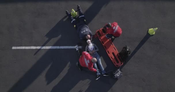 Vészhelyzet Közúti Sérülés Hordágyon Lévő Emberek Légi Balesete Elsősegély Autóbaleset — Stock videók