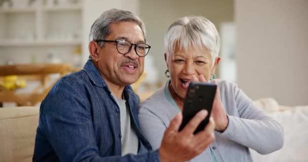Senior Par Smartphone Video Opkald Med Bølge Samtale Stue Sofa – Stock-video