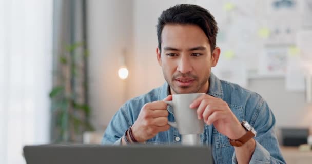 Beber Café Negócios Homem Com Laptop Relaxar Conexão Com Uma — Vídeo de Stock