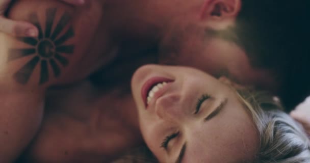 Pareja Beso Sexo Cama Con Amor Pasión Juegos Previos Sexy — Vídeo de stock