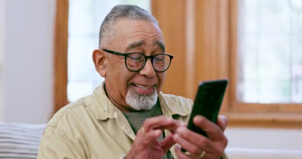 Senior Mand Telefon Tekst Griner Derhjemme Med Pension Stue Med – Stock-video