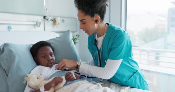 Boldog Orvos Gyermek Ellenőrzi Szívverést Sebességet Vagy Egészséget Ágyon Kórházban — Stock videók