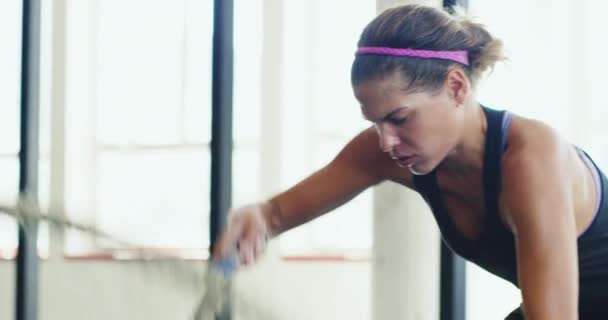 运动员 女子和钢丝绳以耐力 体操和锻炼肌肉的抵抗力进行锻炼 运动健将 致力于有权有势 体格强壮 体力不支的有氧运动 — 图库视频影像