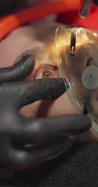 Homme Masque Oxygène Ambulancier Paramédical Avec Aide Pour Accident Blessure — Video