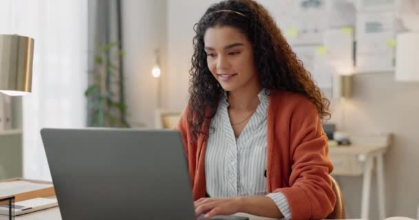 Mulher Negócios Sorria Digite Com Laptop Brainstorming Ideias Para Projeto — Vídeo de Stock