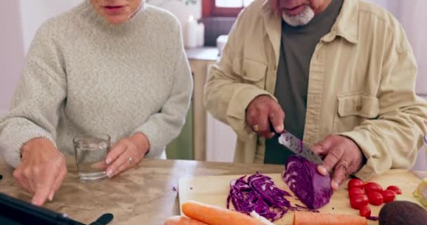Μαγειρική Υποστήριξη Ηλικιωμένο Ζευγάρι Δισκίο Τροφή Για Μια Υγιεινή Διατροφή — Αρχείο Βίντεο