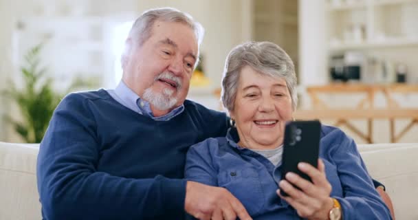 Telepon Pasangan Lucu Dan Senior Sofa Rumah Streaming Video Komedi — Stok Video