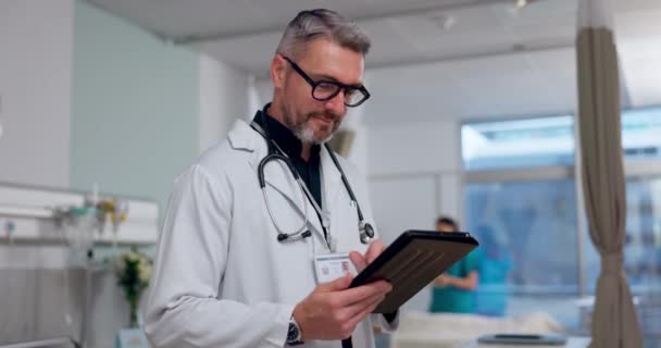 Mann Arzt Und Tablet Der Forschung Für Medizin Gesundheitswesen Oder — Stockvideo