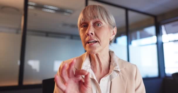 Rozmowa Wideo Rozmowa Starsza Kobieta Biurze Seminarium Prawnicze Konferencyjne Lub — Wideo stockowe