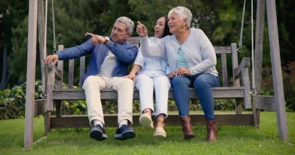 Bench Park Senior Ouders Met Vrouw Natuur Knuffel Vakantie Vakantie — Stockvideo